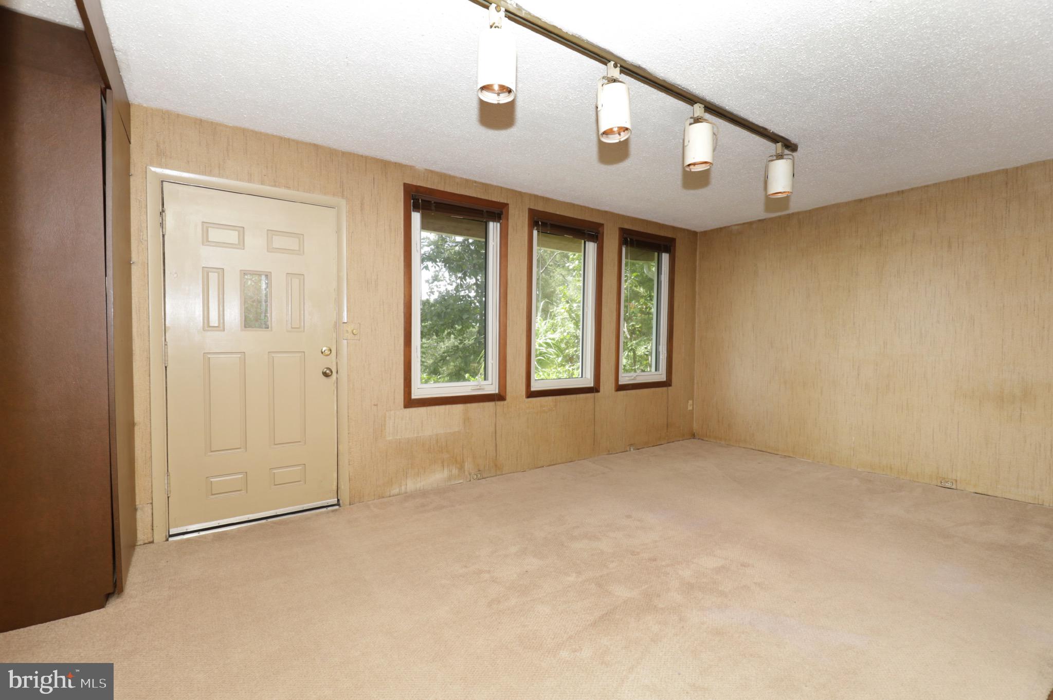 7817 Fort Hunt Road Alexandria, VA 22308 - Photo 8 of 51 Living Room
