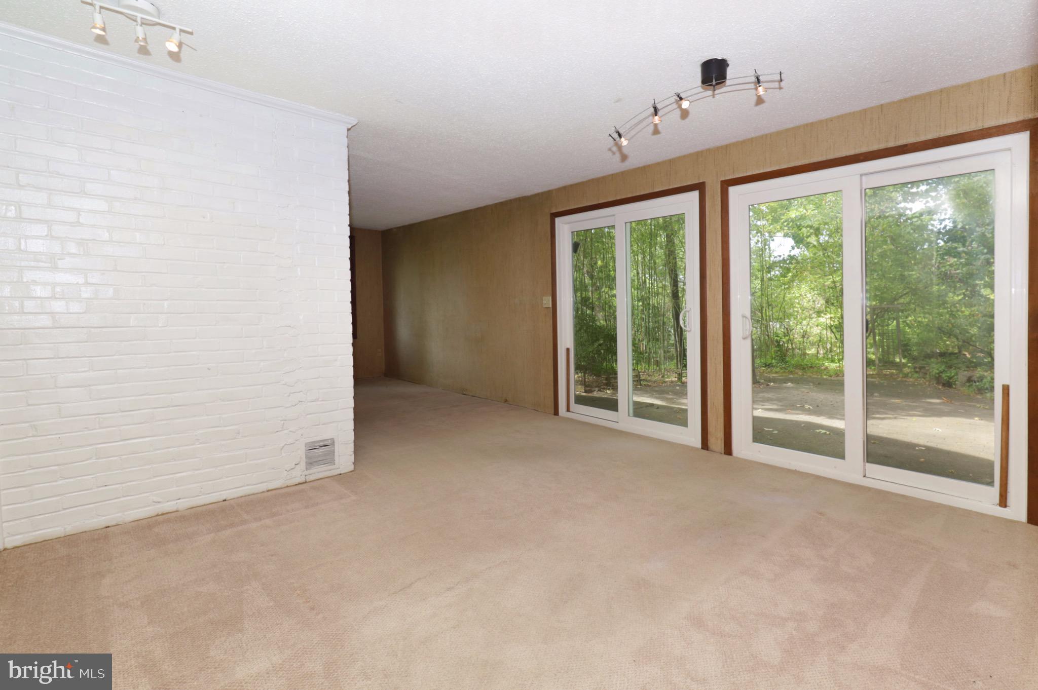 7817 Fort Hunt Road Alexandria, VA 22308 - Photo 10 of 51 Dining Room with Wall of Sliders to Backyard Patio