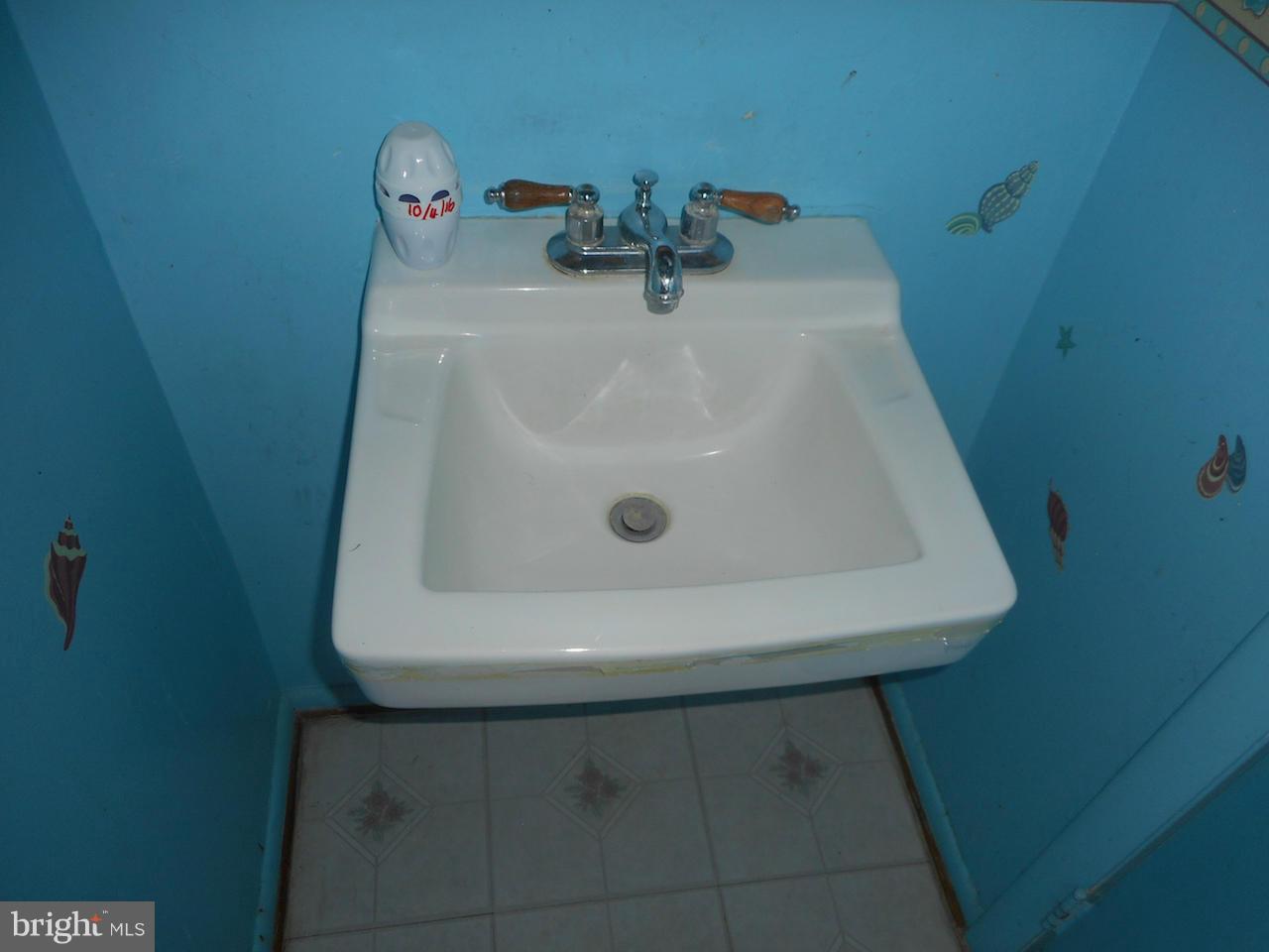 17518 Hoskinson Road Poolesville, MD 20837 - Photo 13 of 22 a bathroom with a sink