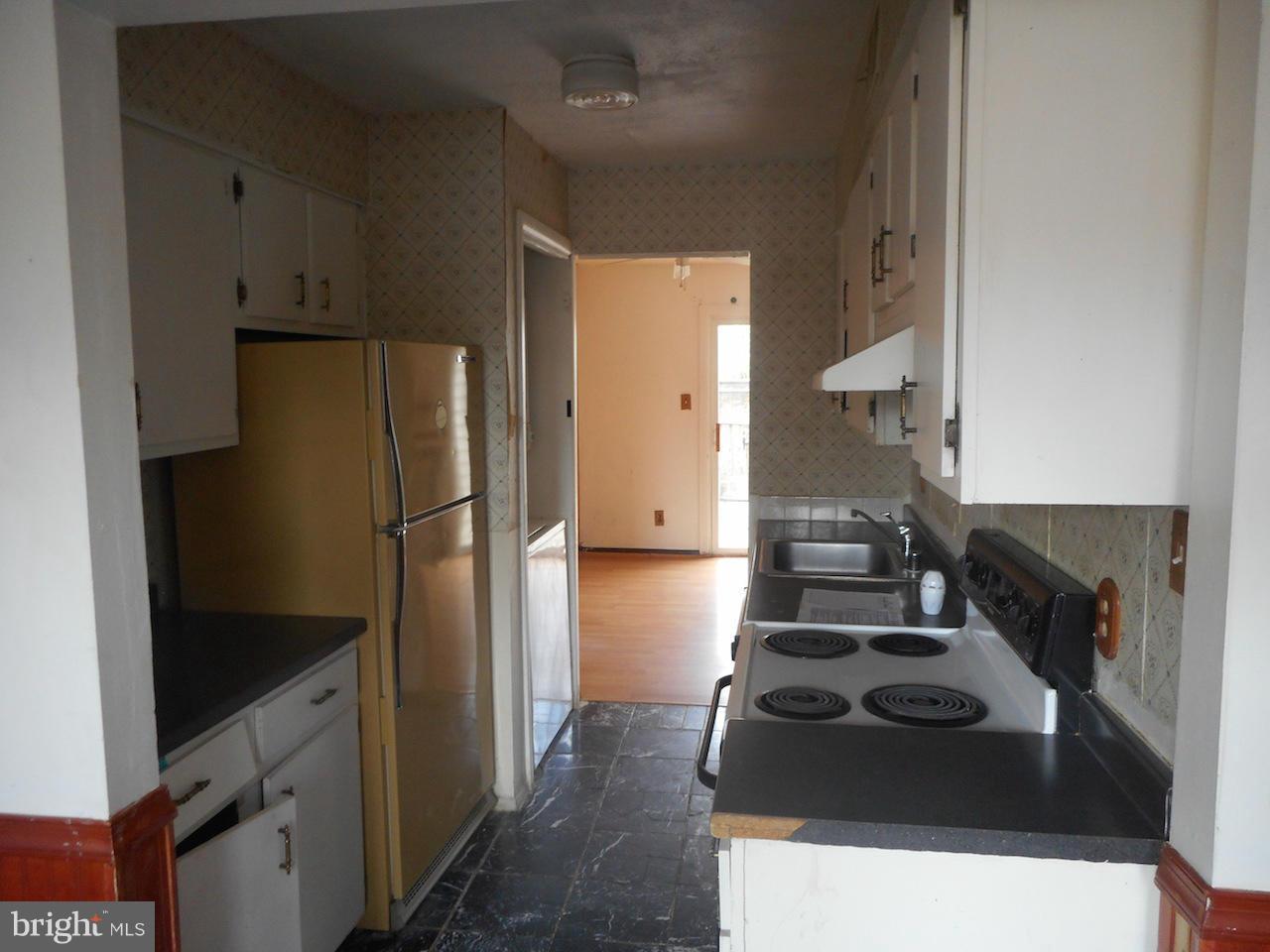 17518 Hoskinson Road Poolesville, MD 20837 - Photo 4 of 22 a kitchen with a sink and a refrigerator