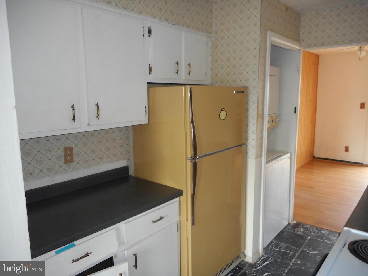 17518 Hoskinson Road Poolesville, MD 20837 - Photo 6 of 22 a kitchen with a refrigerator and a stove