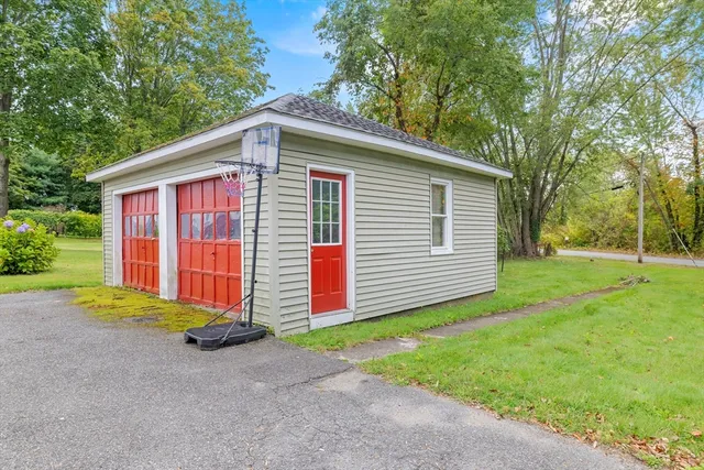 a view of a house with backyard