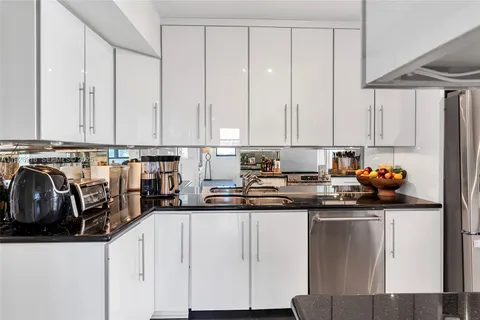 $1,150,000 | 9 Island Avenue, Unit 415, Miami Beach, FL 33139