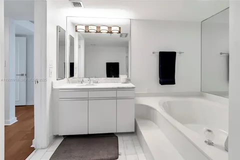 $1,150,000 | 9 Island Avenue, Unit 415, Miami Beach, FL 33139