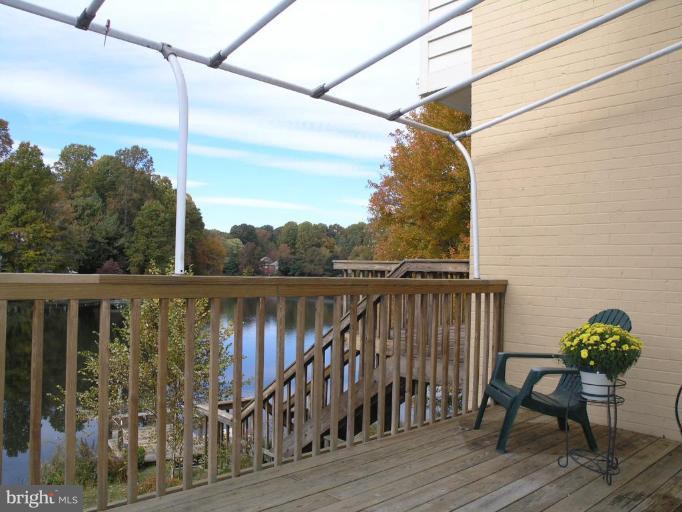 2012 Chadds Ford Drive Reston, VA 20191 - Photo 6 of 30 Deck