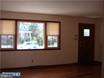 95 Blackwood Road Clementon, NJ 08021 - Photo 4 of 8 Living Room
