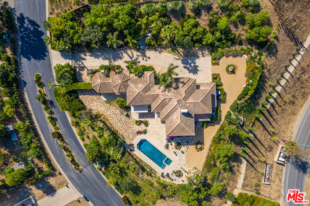 27425 Calicut Road Malibu, CA 90265 - Photo 3 of 22