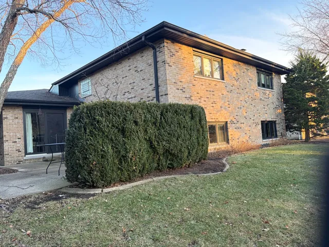 $520,000 | 7700 Apple Tree Lane, Willowbrook, IL 60527