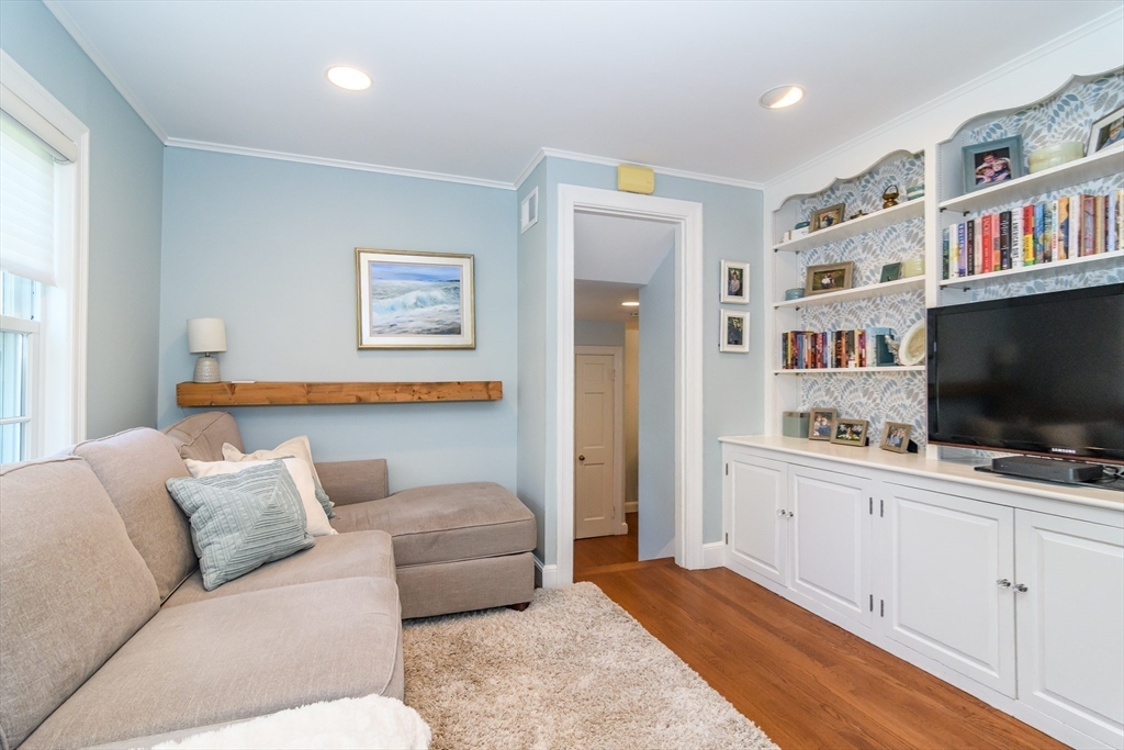 35 Arnold Road Wellesley, MA 02481 - Photo 13 of 28