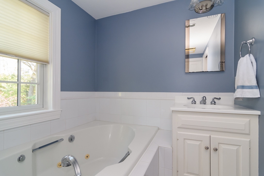 35 Arnold Road Wellesley, MA 02481 - Photo 16 of 28