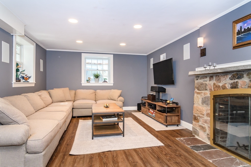 35 Arnold Road Wellesley, MA 02481 - Photo 21 of 28