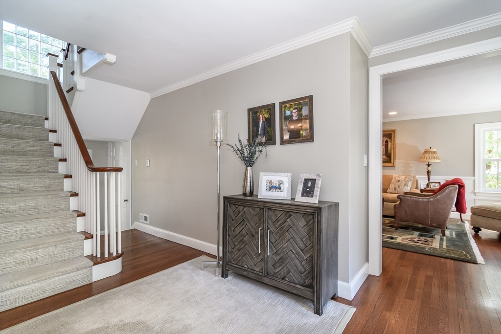 35 Arnold Road Wellesley, MA 02481 - Photo 4 of 28