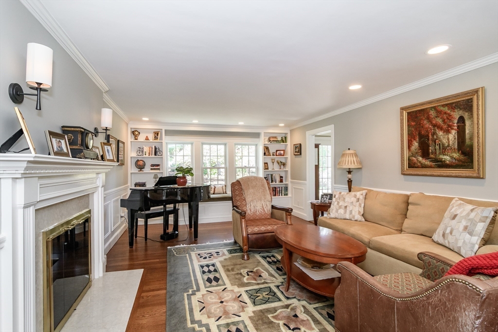 35 Arnold Road Wellesley, MA 02481 - Photo 5 of 28