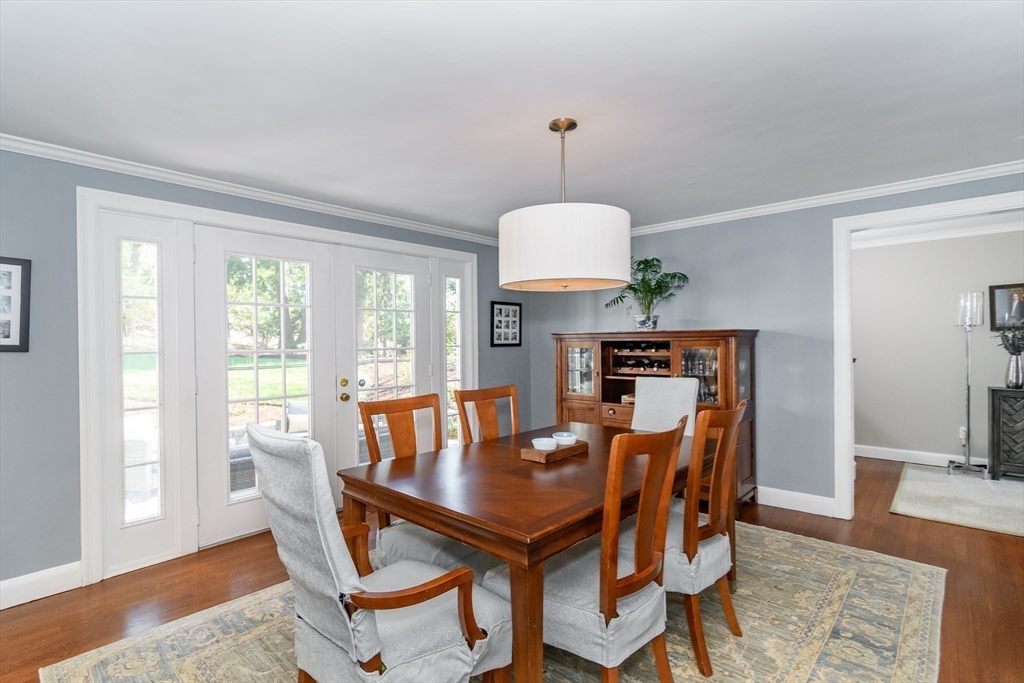 35 Arnold Road Wellesley, MA 02481 - Photo 7 of 28