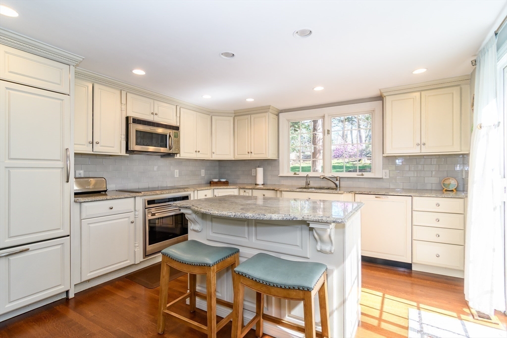 35 Arnold Road Wellesley, MA 02481 - Photo 10 of 28