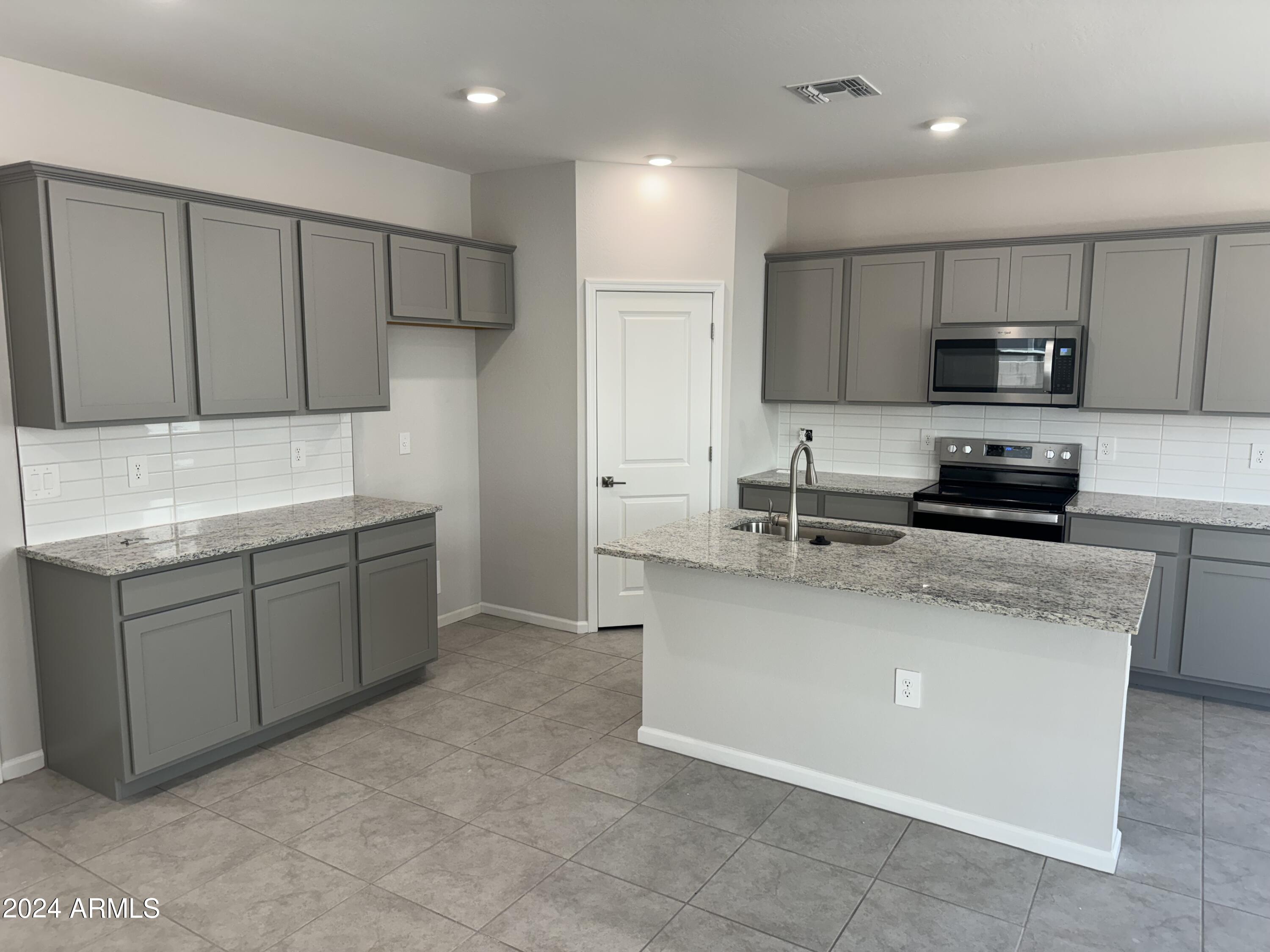 4685 South Yellow Peak Road Apache Junction, AZ 85119 - Photo 2 of 22 Kitchen