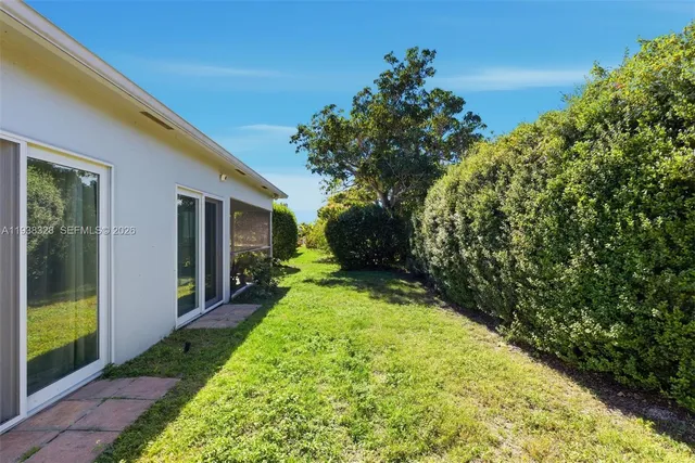 a view of a house with backyard