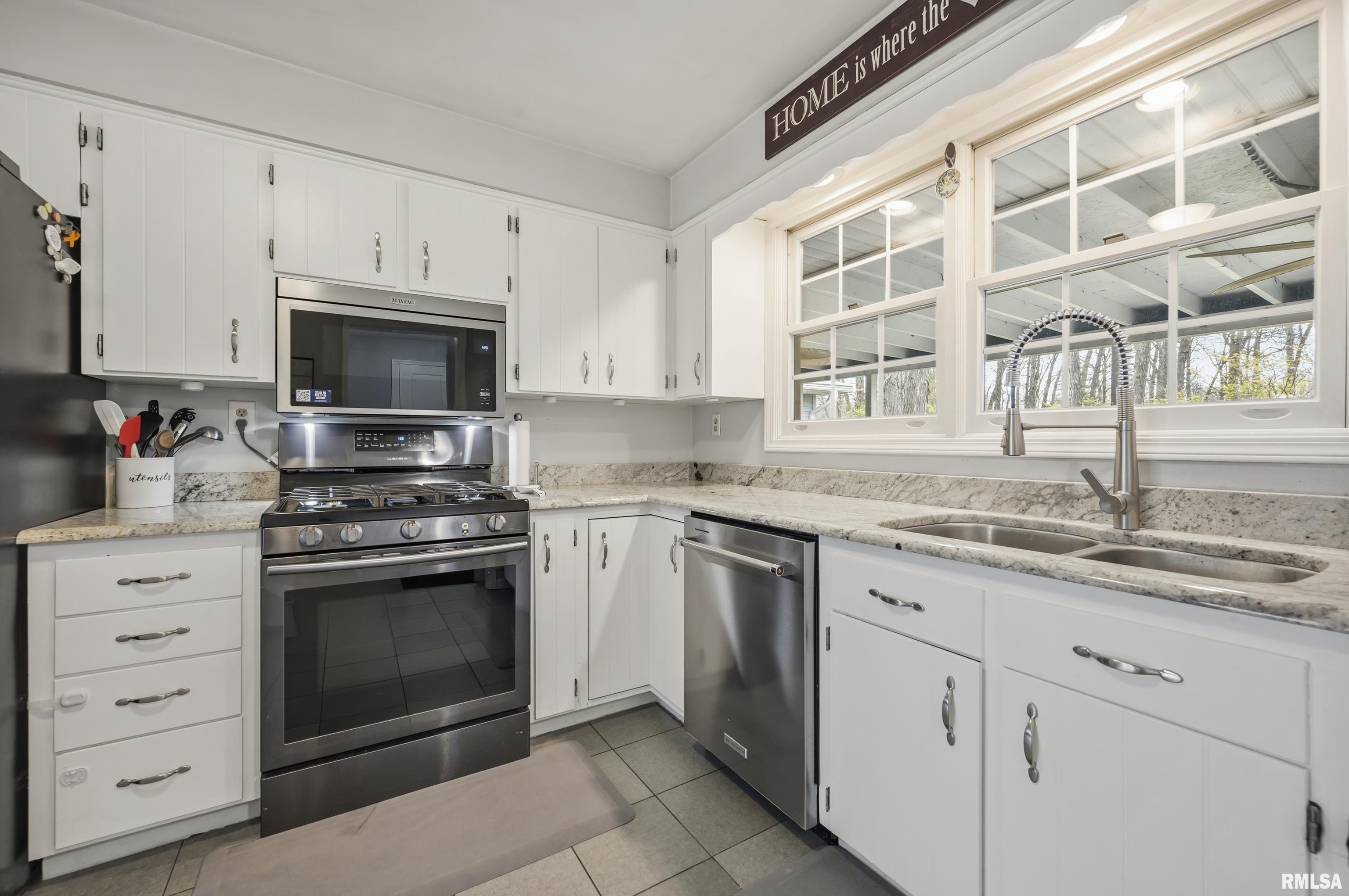 6502 North Post Oak Road Peoria, IL 61615 - Photo 15 of 42