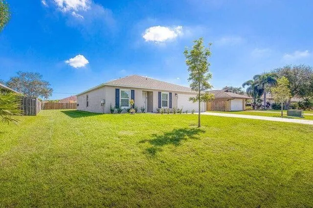 a house view with swimming pool