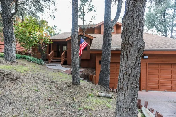 a view of a tree in the front of a house