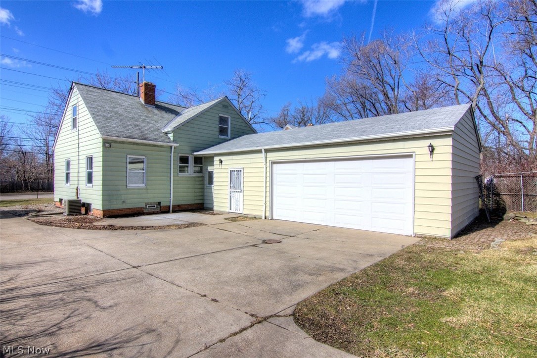 1619 Richmond Road Cleveland, OH 44124 - Photo 2 of 21 2 car attached garage. Space to turn around in drive.