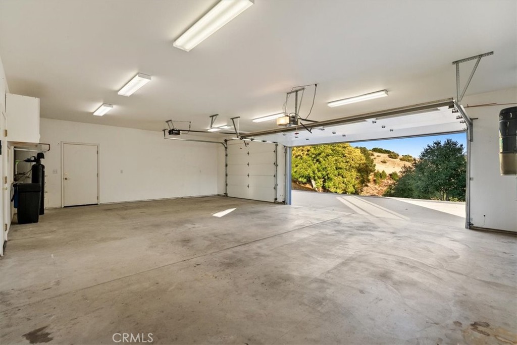 4242 Las Tablas Willow Creek Road Paso Robles, CA 93446 - Photo 39 of 58 a view of a garage