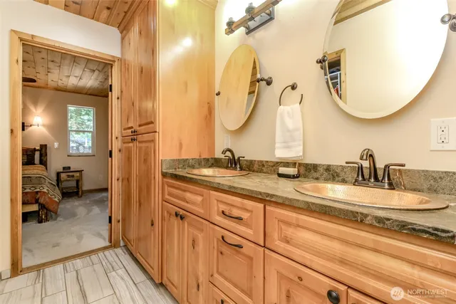 a en suite bathroom with a double vanity sink and a mirror