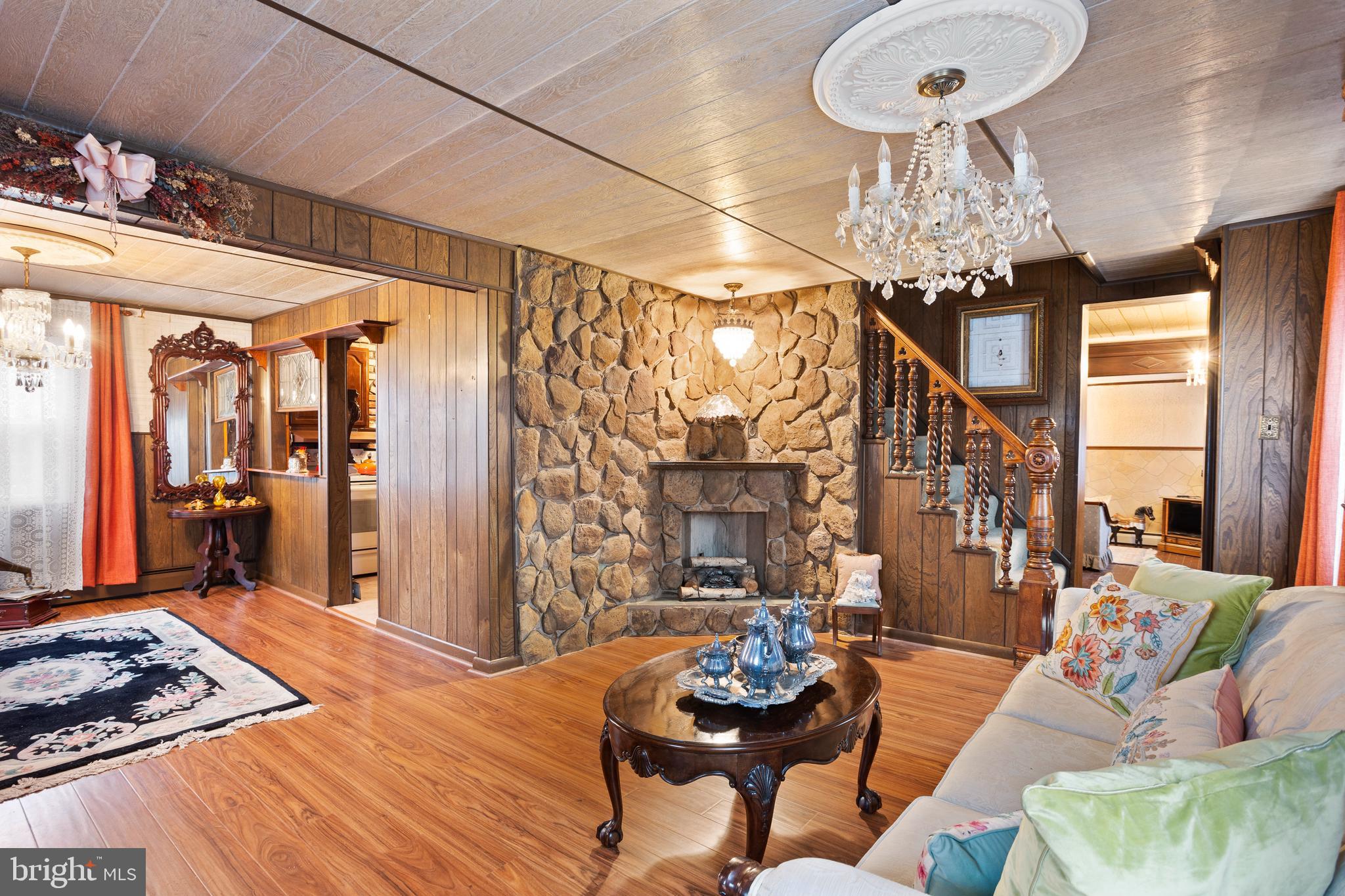 831 Cricket Road Secane, PA 19018 - Photo 5 of 35 Living Room