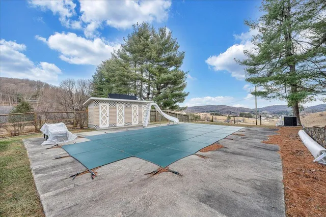 a view of a backyard