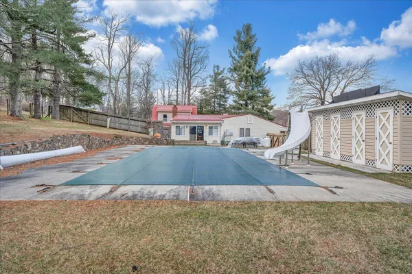 a view of a house with a yard