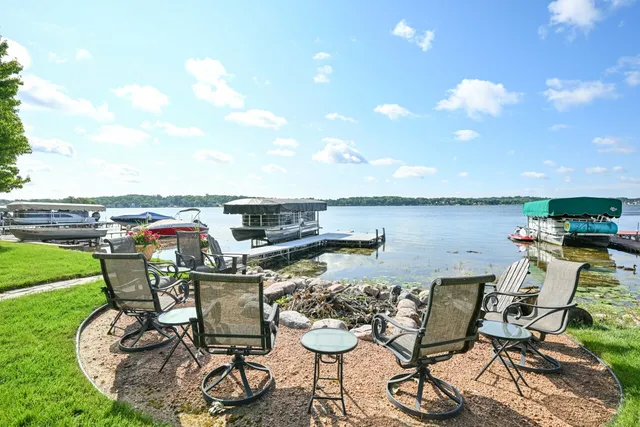 $999,999 | 616 Kopmeier Drive, Pewaukee, WI 53072