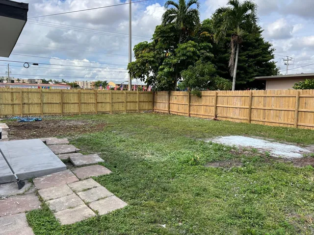 a view of a backyard