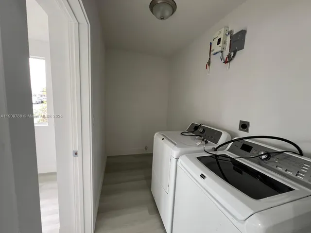 a view of livingroom with furniture