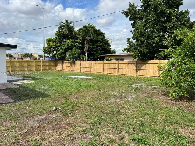 a view of a backyard