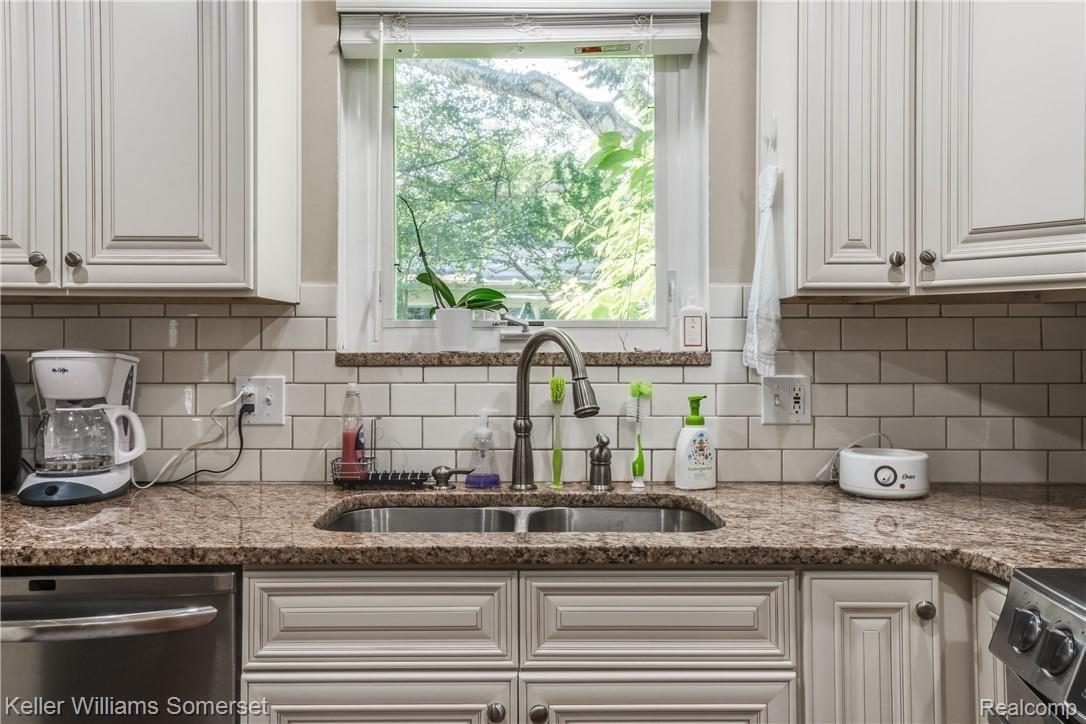 541 South Rosedale Court Grosse Pointe, MI 48236 - Photo 18 of 46 Interiors (11 of 41).jpg