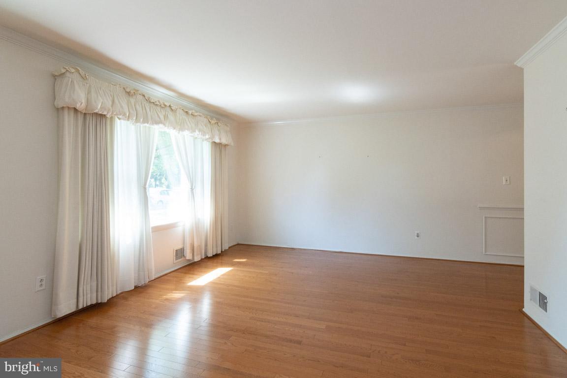 6816 Elbrook Road Hyattsville, MD 20784 - Photo 4 of 32 Living Room