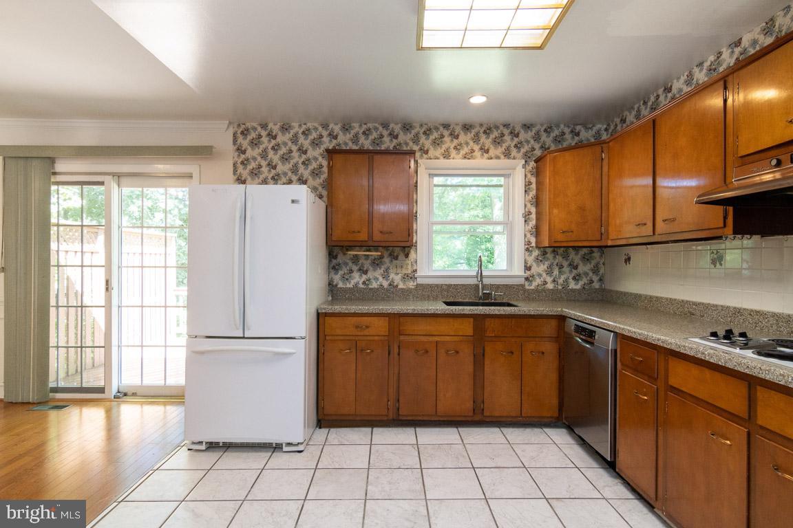 6816 Elbrook Road Hyattsville, MD 20784 - Photo 9 of 32 Kitchen