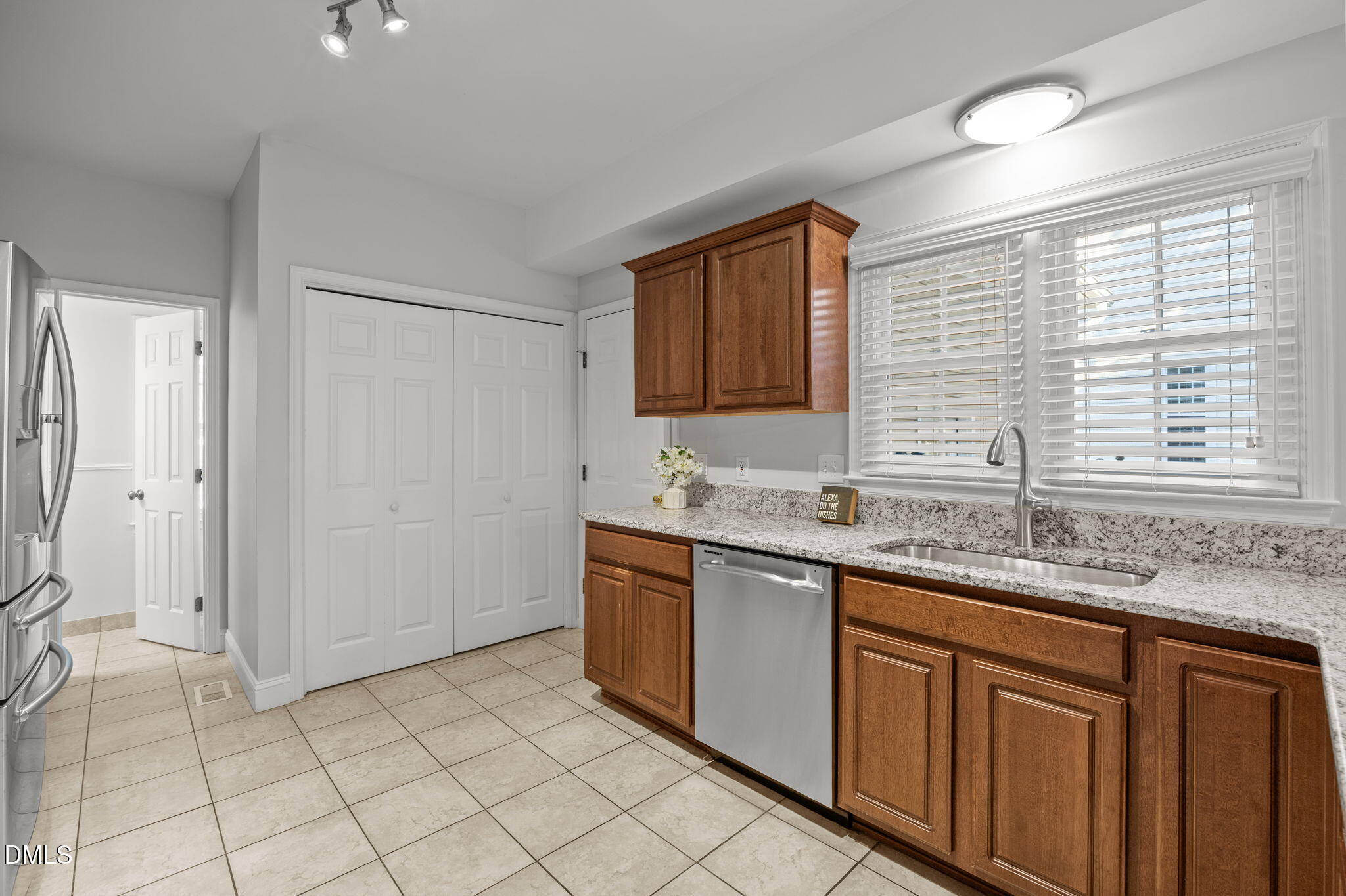 11829 North Exeter Way Raleigh, NC 27613 - Photo 14 of 41 Kitchen