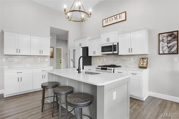 $525,000 | 212 Meridian Oaks Drive, Glen Carbon, IL 62034