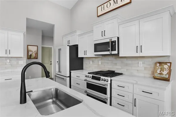 $525,000 | 212 Meridian Oaks Drive, Glen Carbon, IL 62034