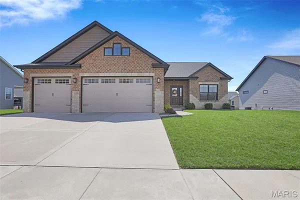 $525,000 | 212 Meridian Oaks Drive, Glen Carbon, IL 62034