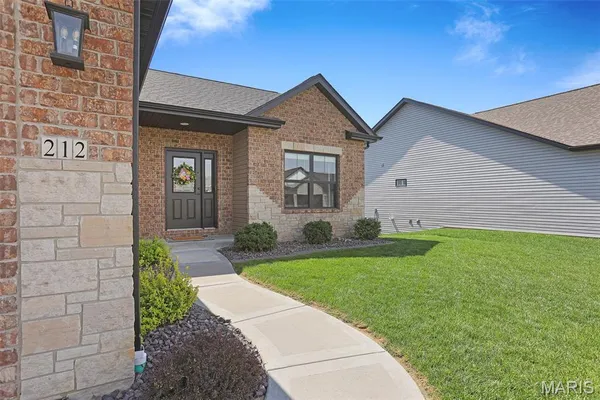 $525,000 | 212 Meridian Oaks Drive, Glen Carbon, IL 62034