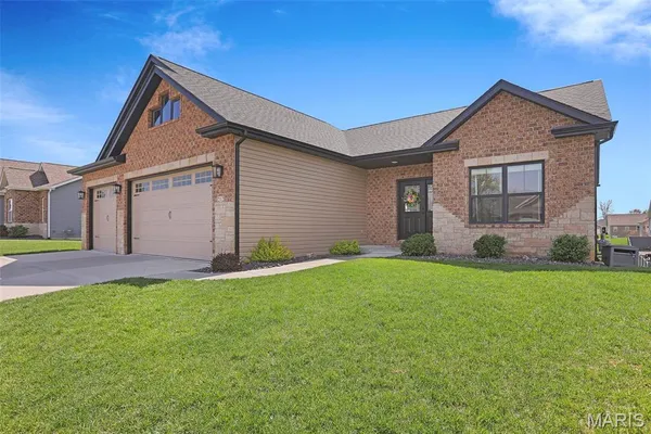 $525,000 | 212 Meridian Oaks Drive, Glen Carbon, IL 62034