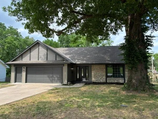 $399,000 | 6807 Lakeshore Drive, Raytown, MO 64133