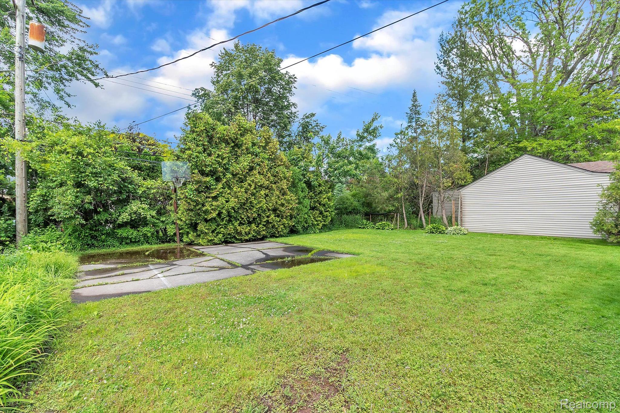 1058 Roslyn Road Grosse Pointe, MI 48236 - Photo 43 of 43 Yard