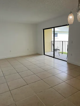 $1,800 | 1522 Lake Crystal Drive, Unit E, West Palm Beach, FL 33411
