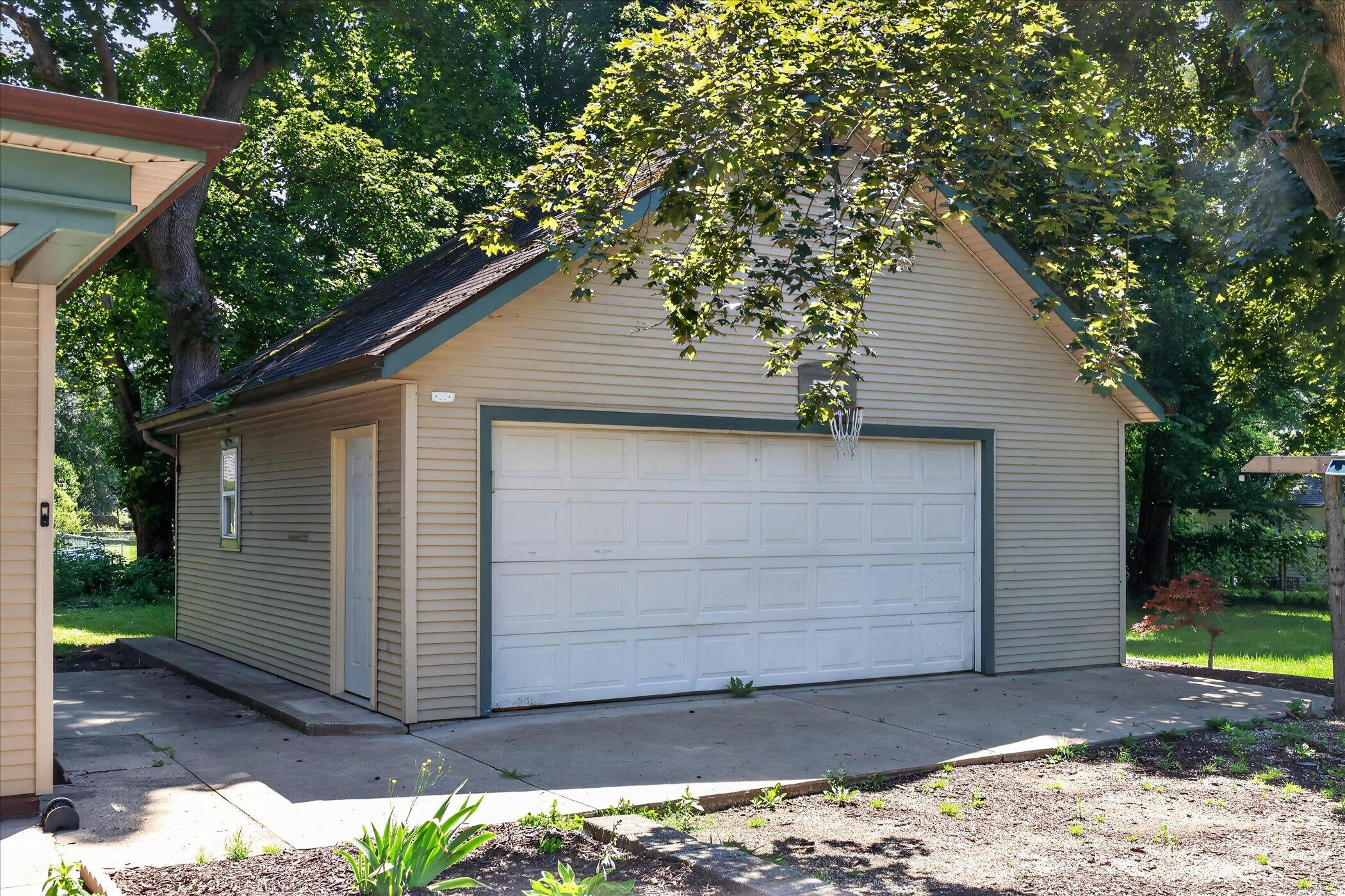 2213 Olmstead Road Kalamazoo, MI 49001 - Photo 2 of 21 2213 Olmstead
