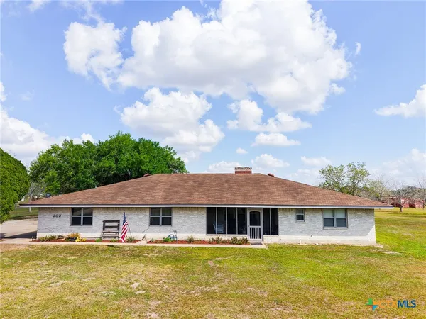 $421,000 | 202 West Partridge Road, Victoria, TX 77905
