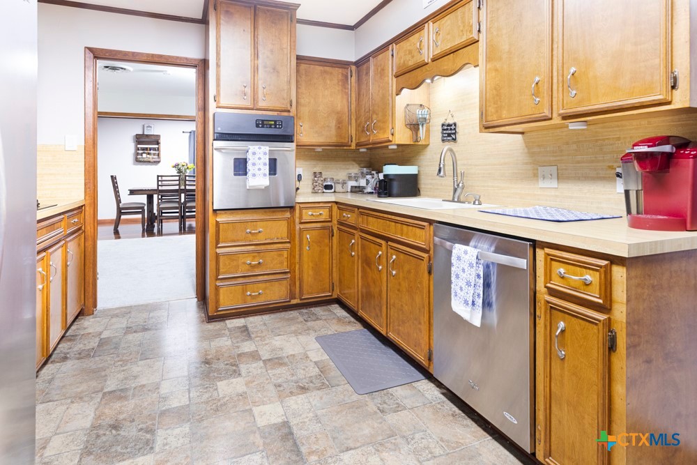 202 West Partridge Road Victoria, TX 77905 - Photo 10 of 33