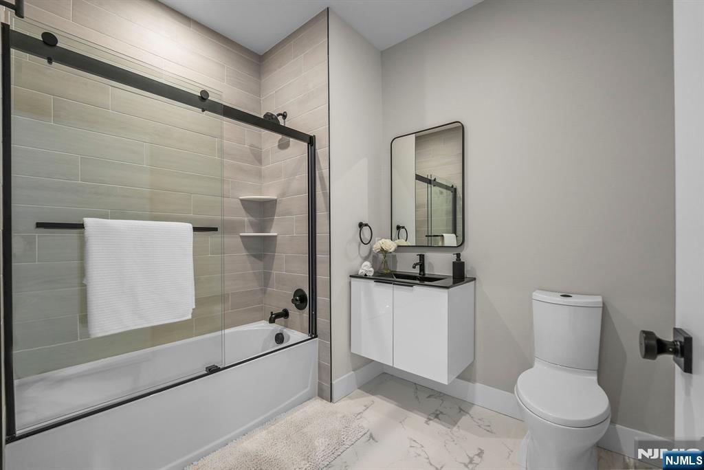 2021 Jones Road, Unit 102 Fort Lee, NJ 07024 - Photo 9 of 11 a bathroom with a toilet a sink and bathtub